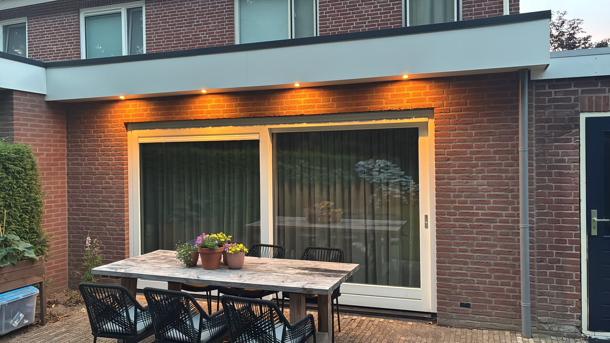 Een lichte leefruimte met uitzicht op de tuin